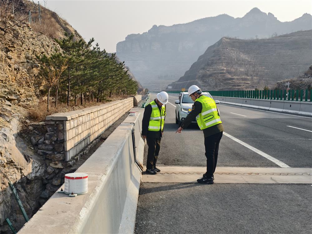 主任带队查隐患 守牢桥梁安全线