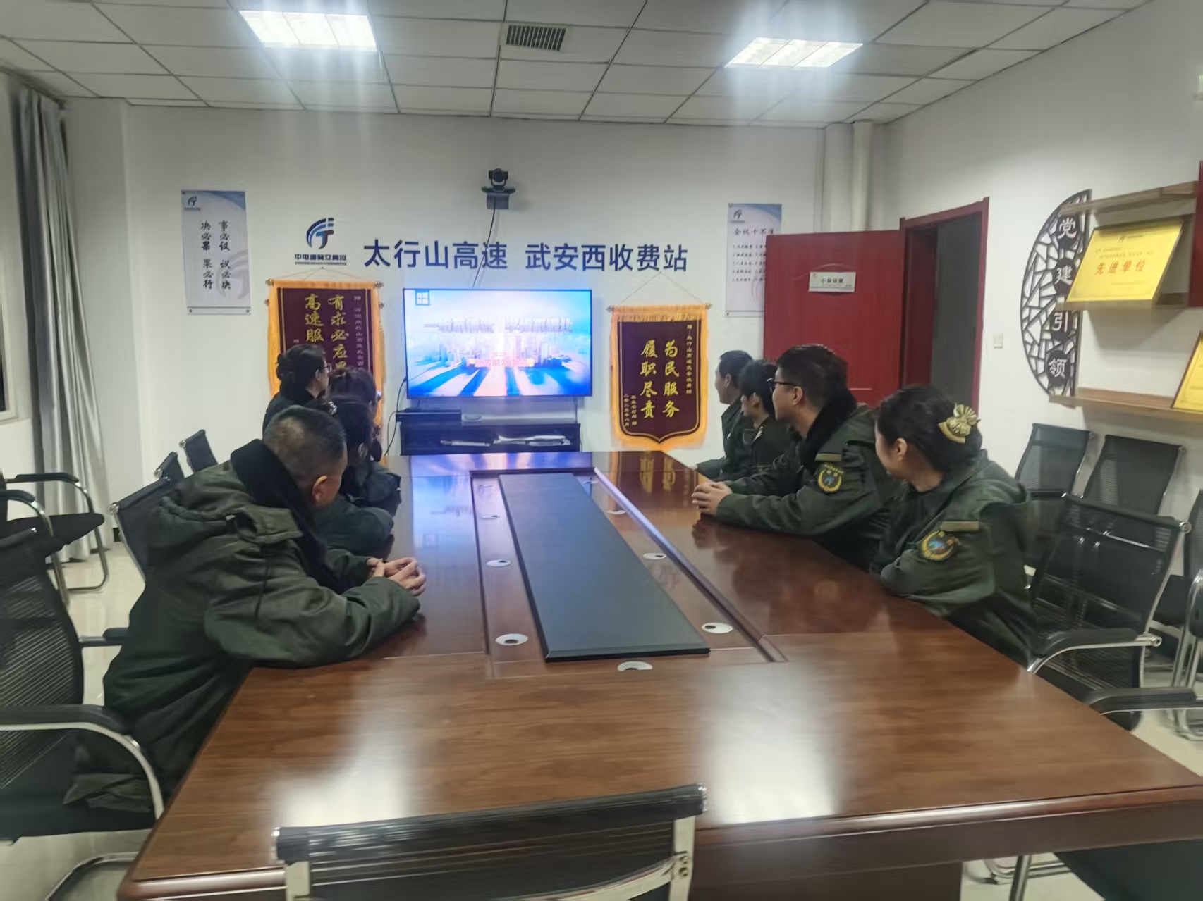 一步不停歇半步不退让.jpg