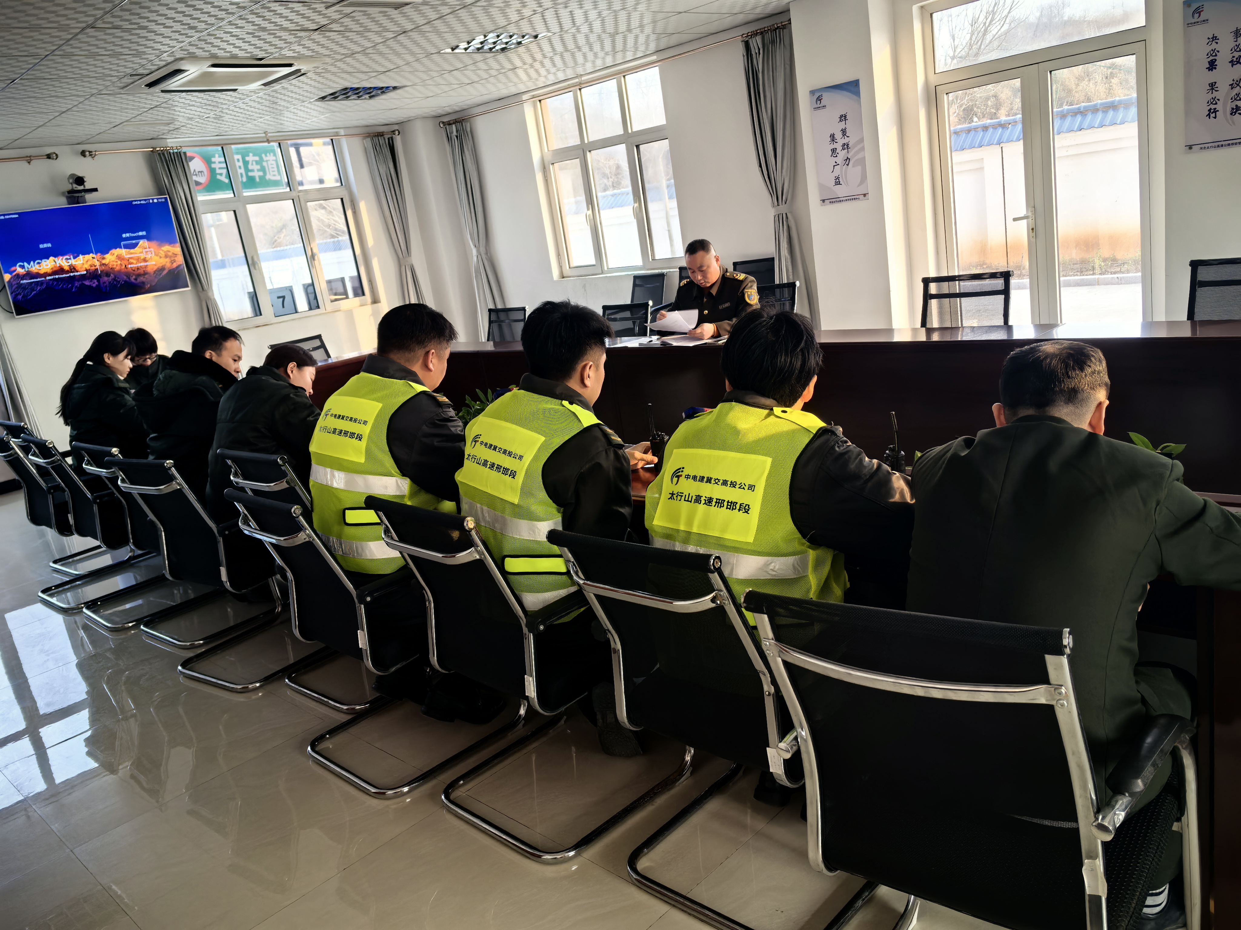 内丘北收费站党支部：主题党日进乡村 “冀交万里行”服务暖民心.jpg