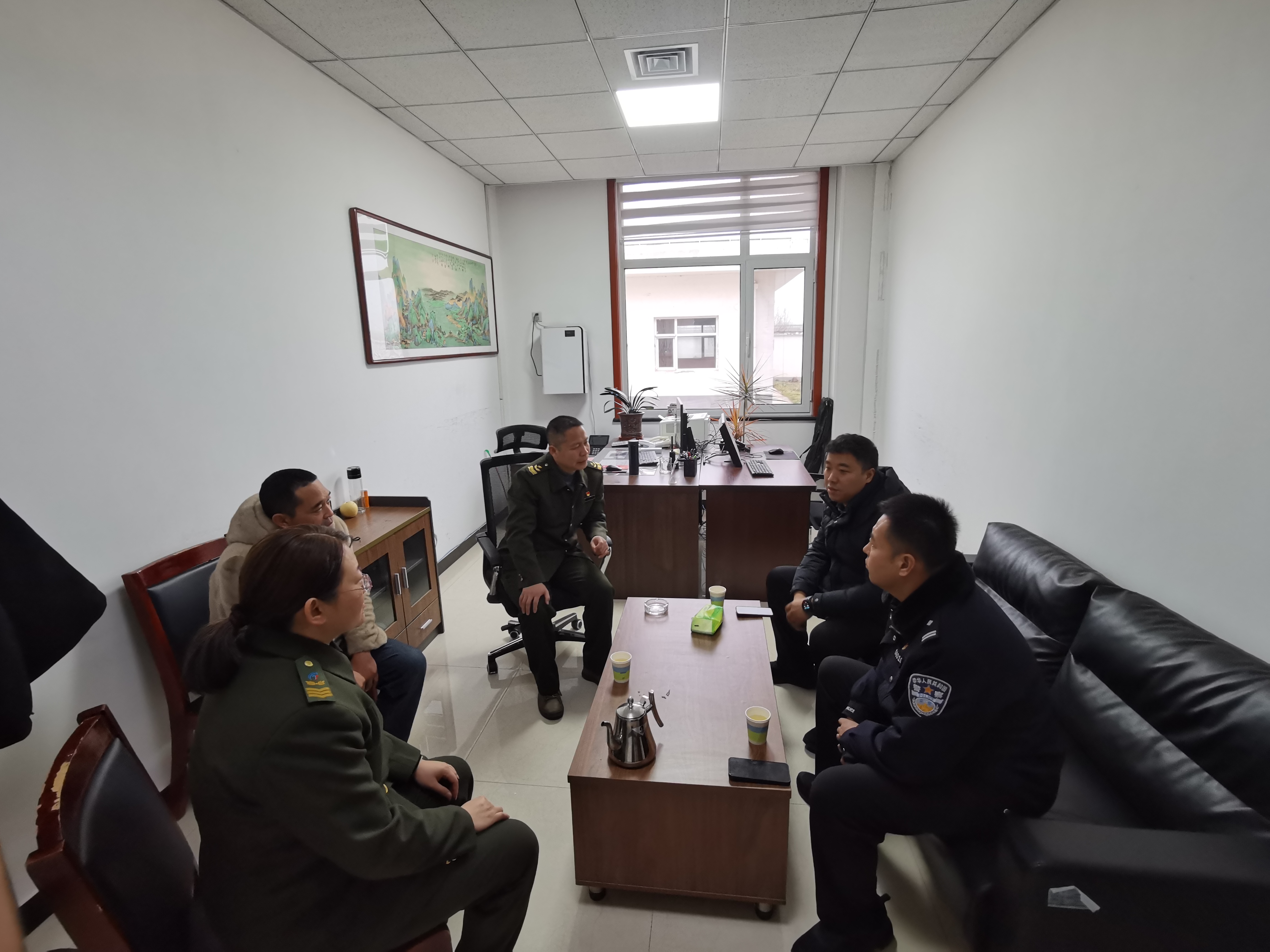 开会照片.jpg 开会照片.jpg