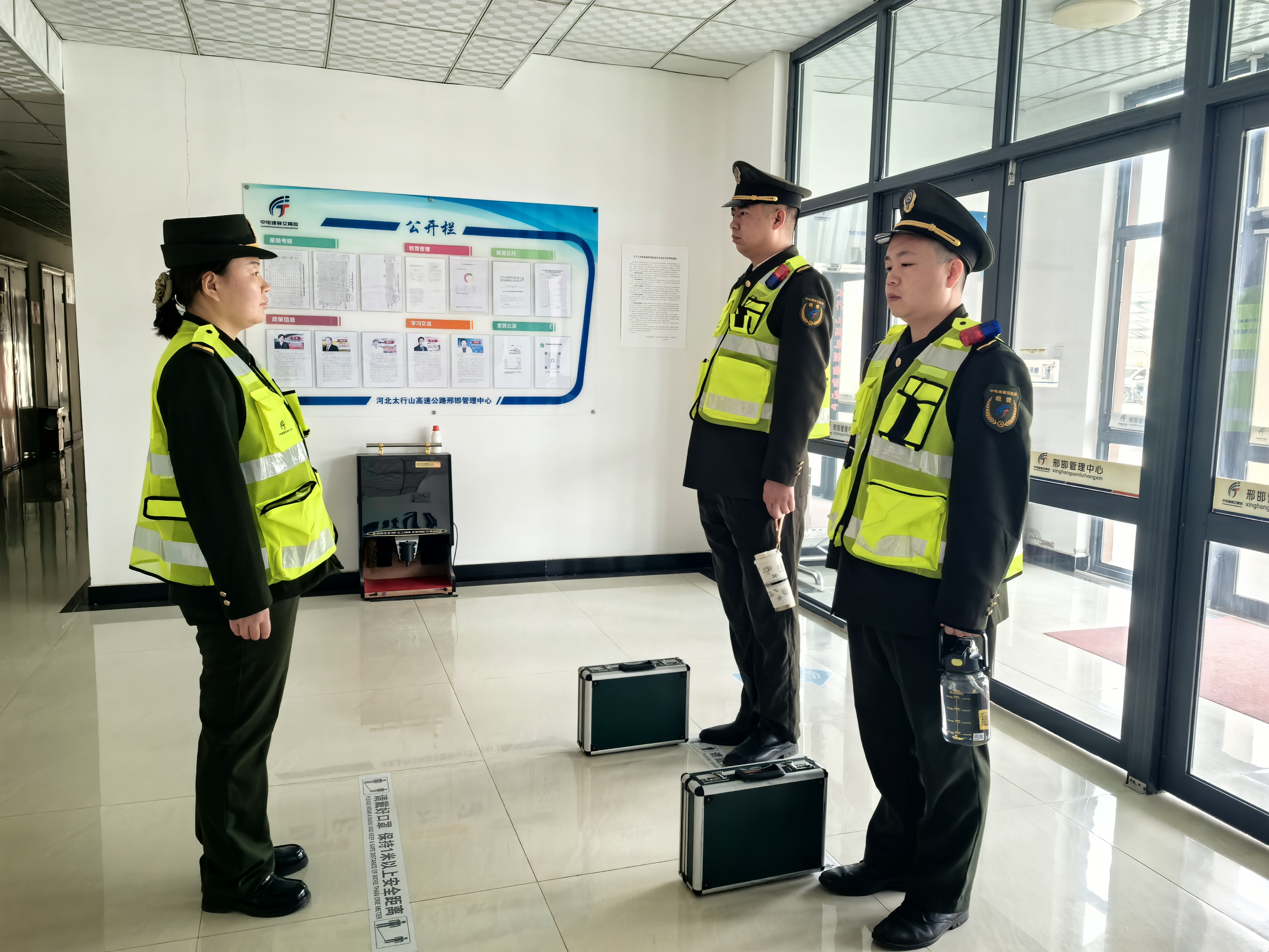 3.26用好“岗前三分钟” 把好春季安全关内丘北收费站扎实开展岗前安全警示.jpg