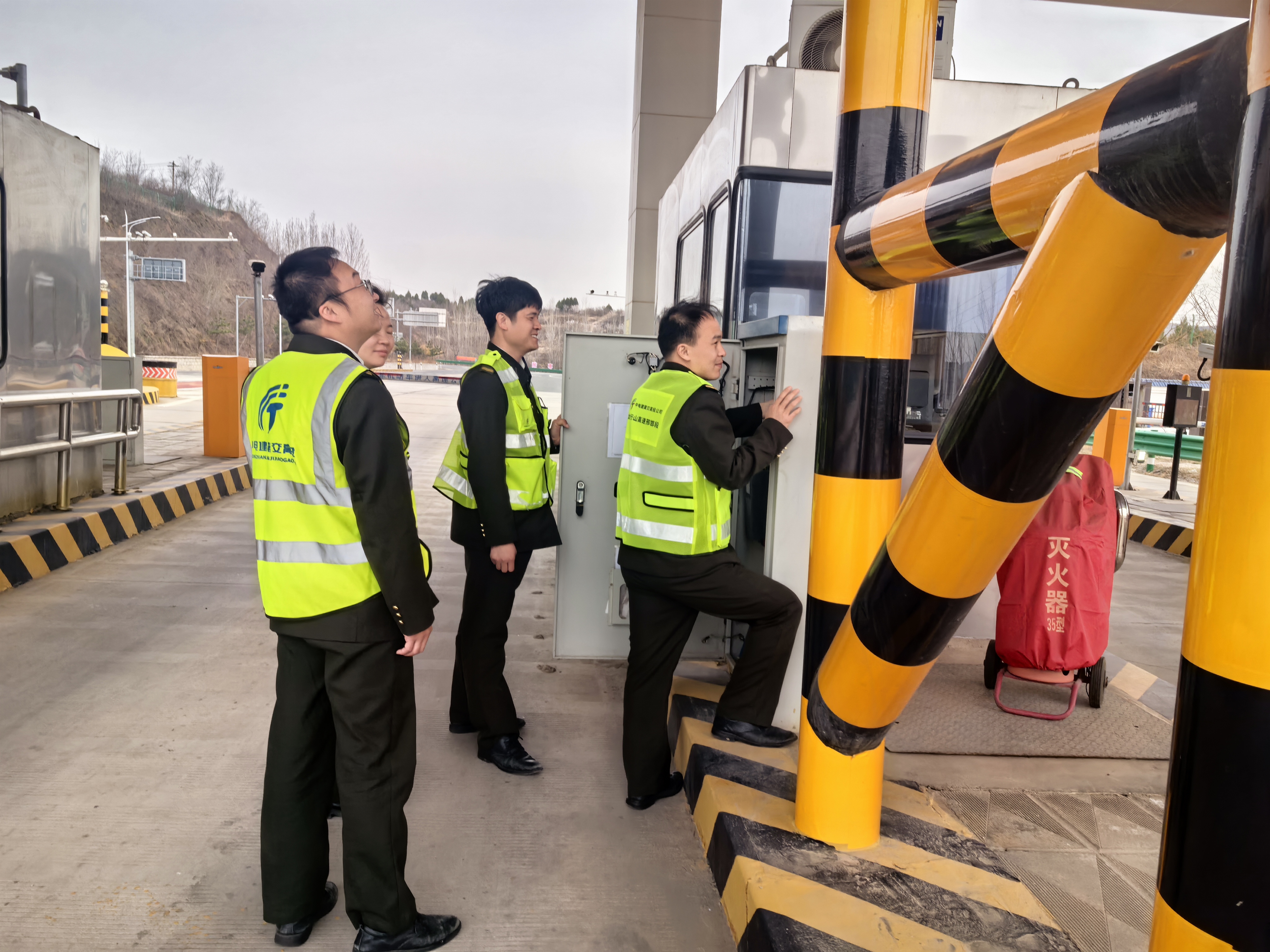 3.26内丘北收费站开展安全隐患排查 筑牢站区安全防线.jpg